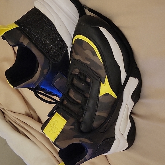 Guess camo sneakers. - Picture 5 of 5